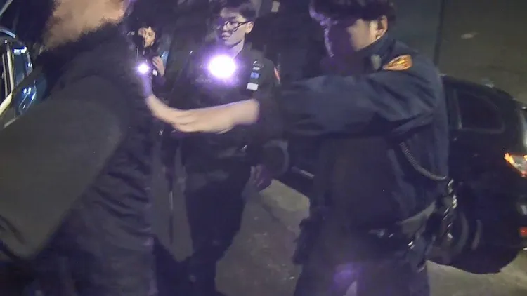 警員將酒駕男拉下車制伏。桃園警分局提供