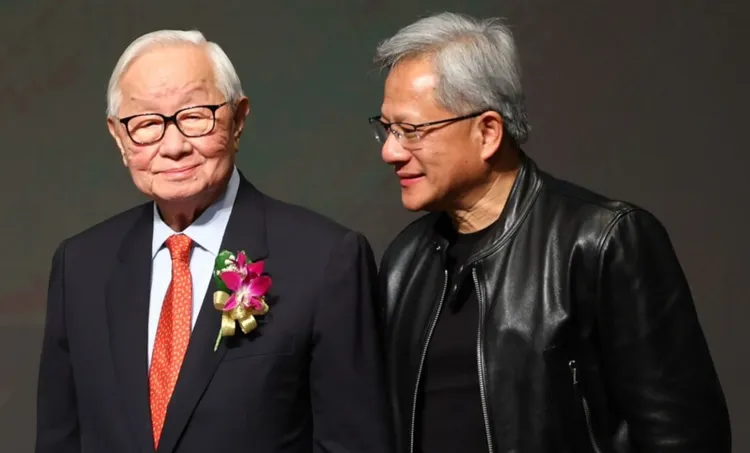 黃仁勳（右）表示，台積電創辦人張忠謀是大器晚成的最佳例子。中央社資料照片
