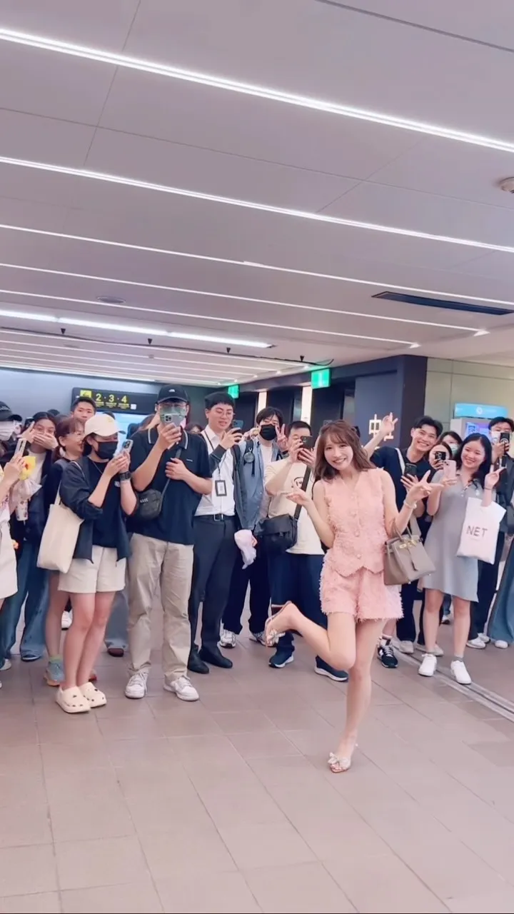 三上悠亞在台灣與粉絲合影。翻攝自三上悠亞IG