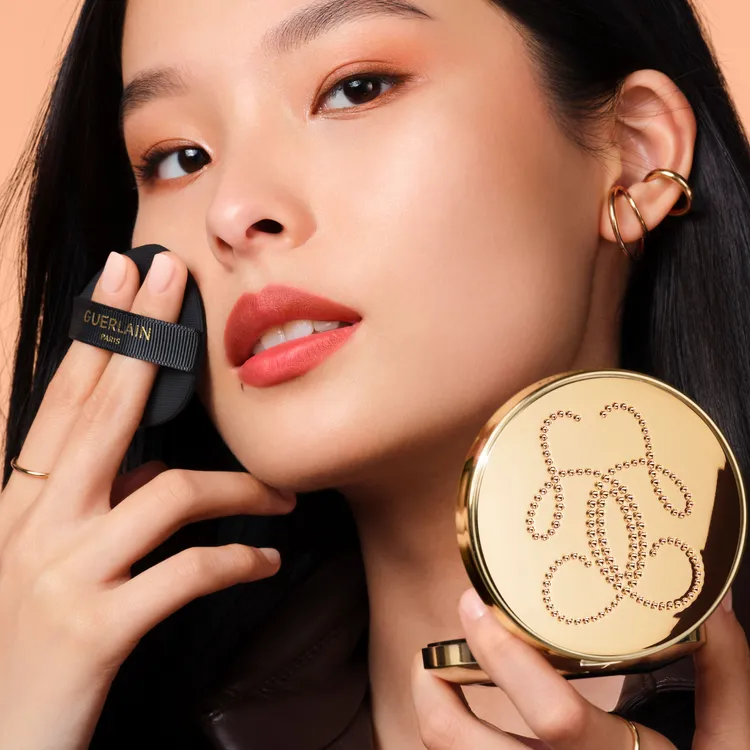 嬌蘭24K純金光透精華氣墊粉餅，3150元。品牌提供