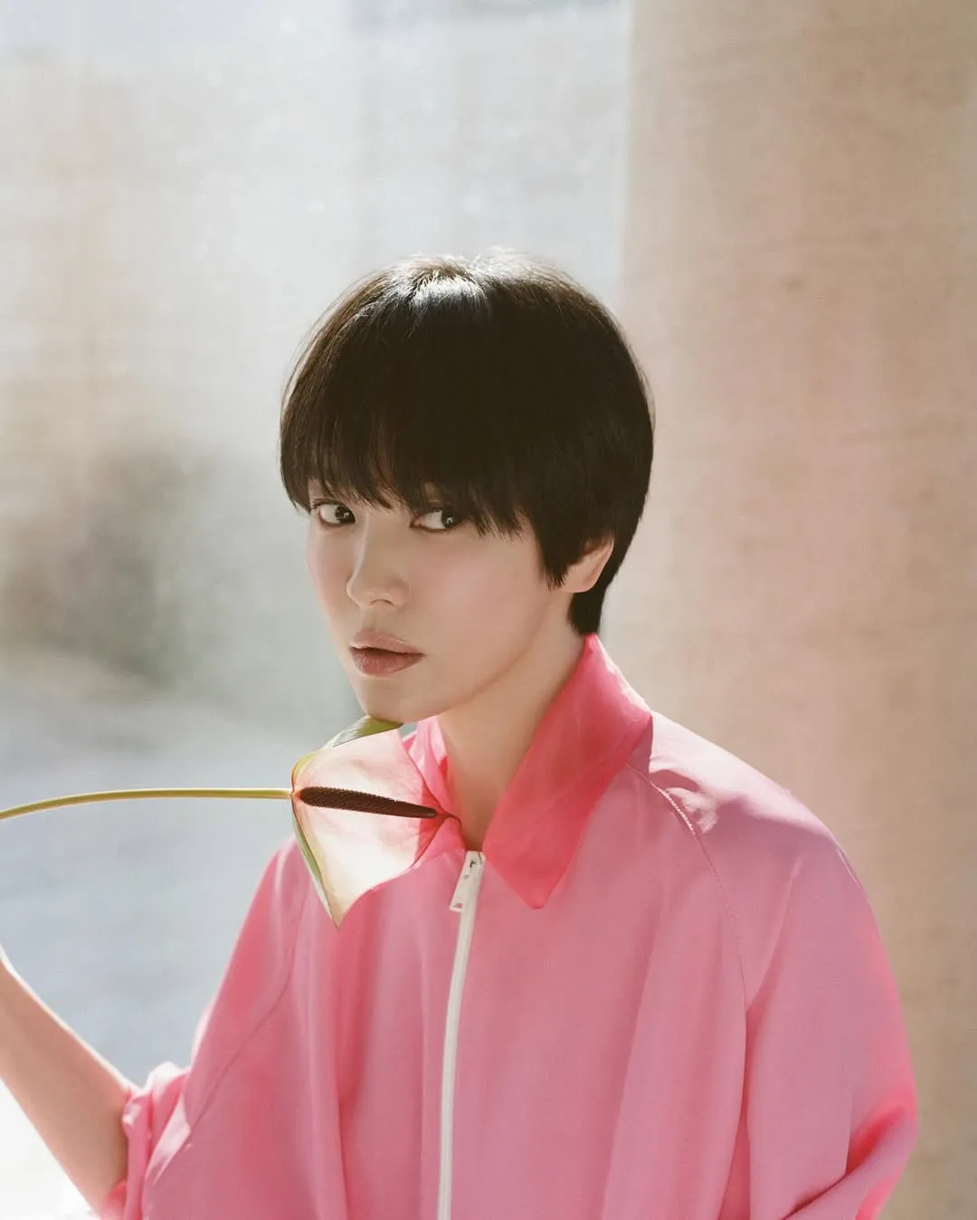 宋慧乔拍摄时尚杂志大片，选用娇兰彩妆品。翻摄宋慧乔IG