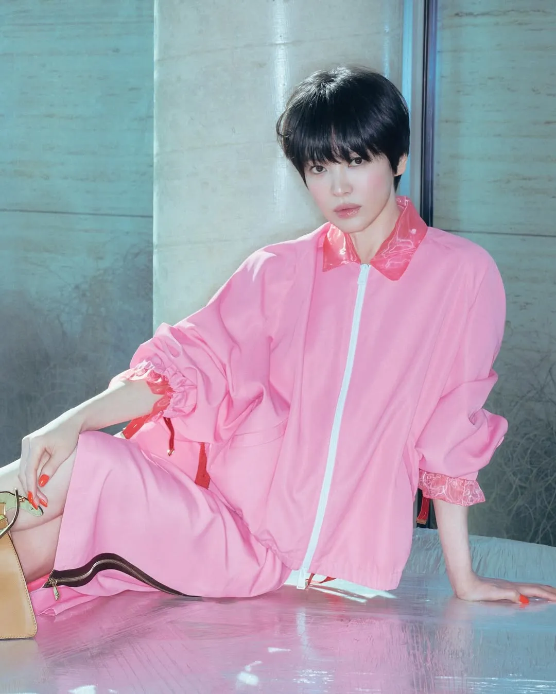 宋慧乔拍摄时尚杂志大片，选用娇兰彩妆品。翻摄宋慧乔IG