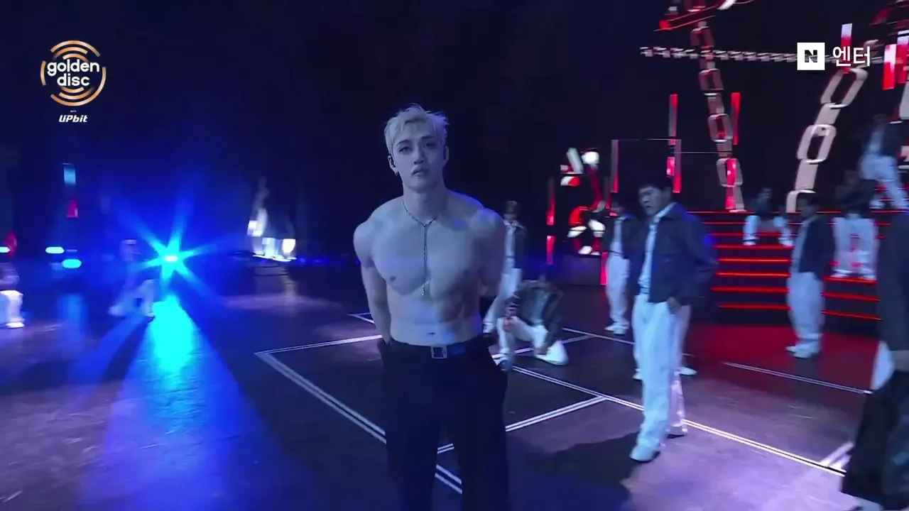 方灿脱掉衬衫，露出结实胸肌。翻摄N娱乐