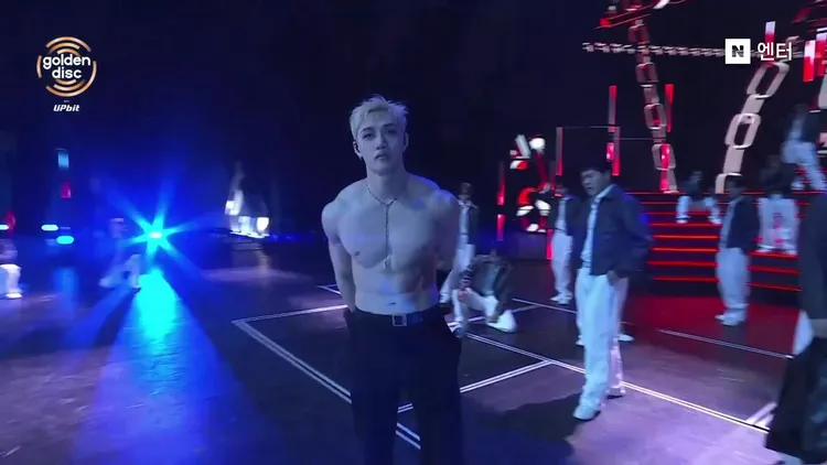 方燦脫掉襯衫，露出結實胸肌。翻攝N娛樂