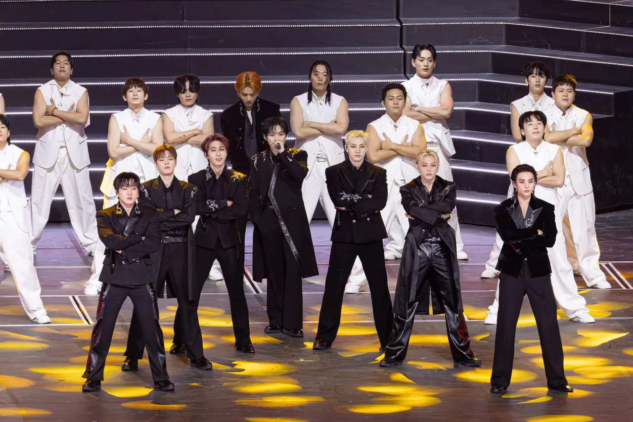 Stray Kids大跳，队长方灿（右三）唱到一半脱了。读者提供