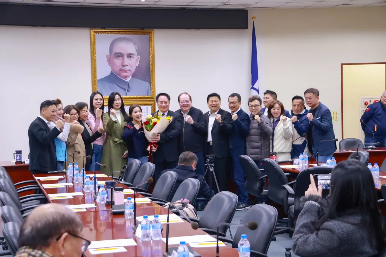 鄭麗文中常會頒實踐一等獎給前立委蔡正元。國民黨提供