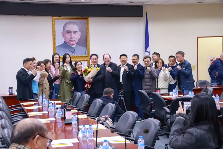 鄭麗文中常會頒實踐一等獎給前立委蔡正元。國民黨提供