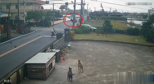 閃燈路口交岔撞！宜蘭騎士噴飛空中猛撞電杆　驚悚瞬間曝