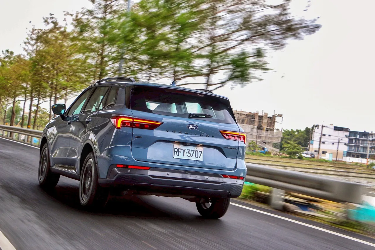 Ford Territory油电版拥有输出综效245ps、55.6kg-m，平均油耗可达20.0km/L，综效续航超过1,000公里。林浩升摄