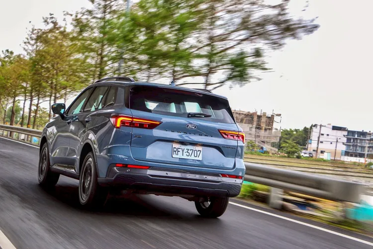 Ford Territory油電版擁有輸出綜效245ps、55.6kg-m，平均油耗可達20.0km/L，綜效續航超過1,000公里。林浩昇攝