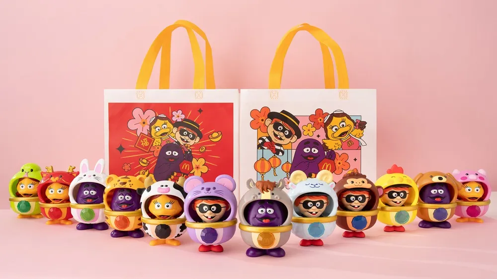 「好朋友新春變裝秀」12生肖公仔與「好朋友新春購物袋」。麥當勞提供
