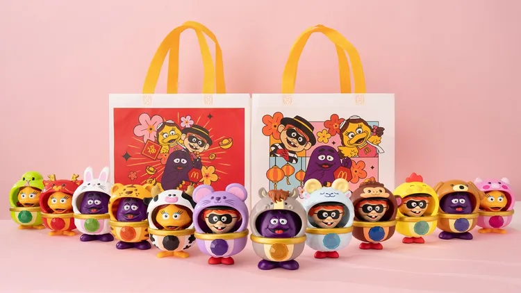 「好朋友新春變裝秀」12生肖公仔與「好朋友新春購物袋」。麥當勞提供