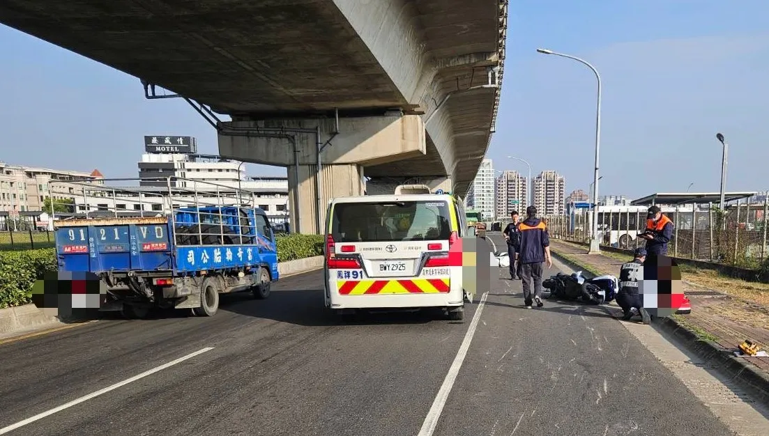 2機車擦撞，1騎士倒地遭大貨車輾過，當場命喪輪下。翻攝畫面