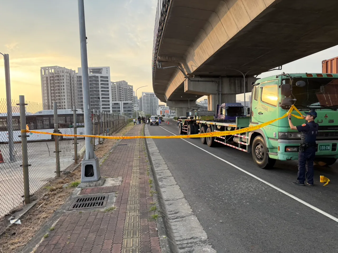 2機車擦撞，1騎士倒地遭大貨車輾過，當場命喪輪下。翻攝畫面