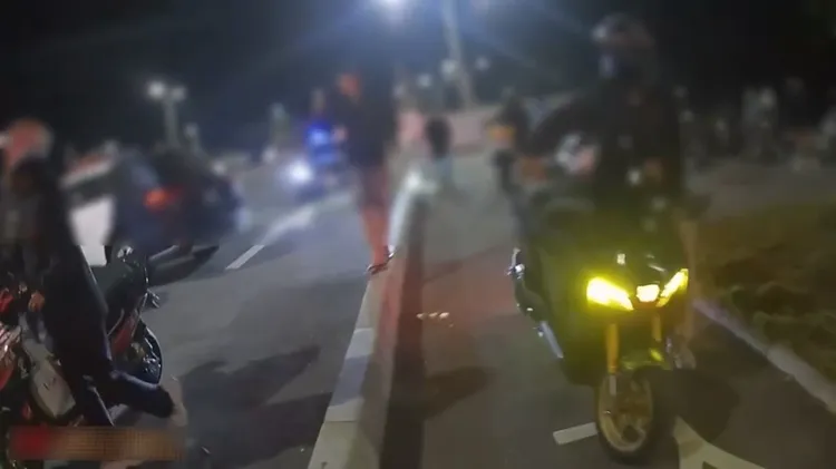 深夜大批機車聚集，警方前往了解，盤查違規改裝排氣管，並要求散去。翻攝畫面