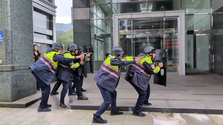 警方執行攻堅。翻攝畫面