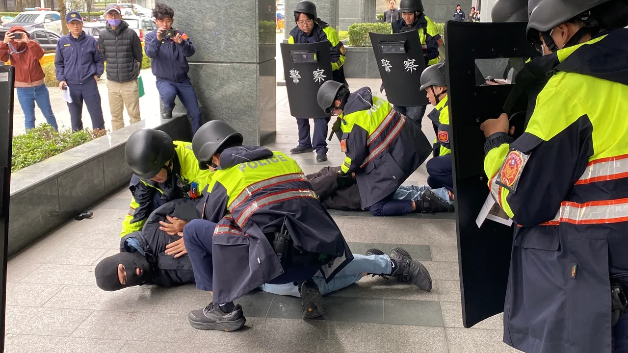 警方壓制歹徒。翻攝畫面