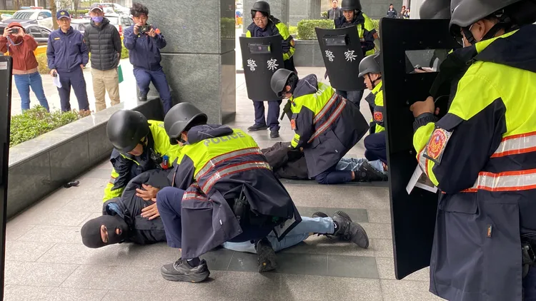 警方壓制歹徒。翻攝畫面