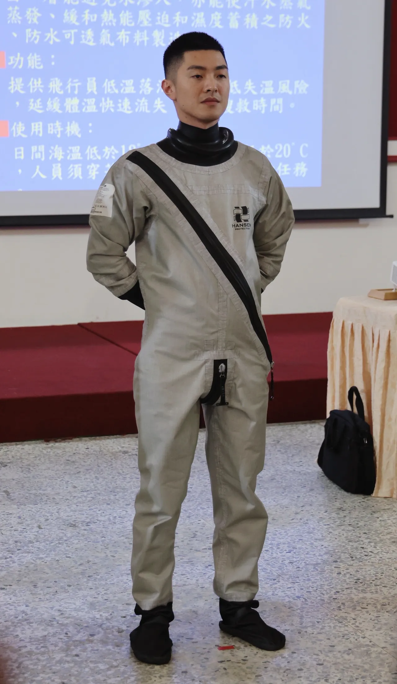 空軍F-16戰機中校飛官示範防寒衣穿脫。記者李俊毅攝