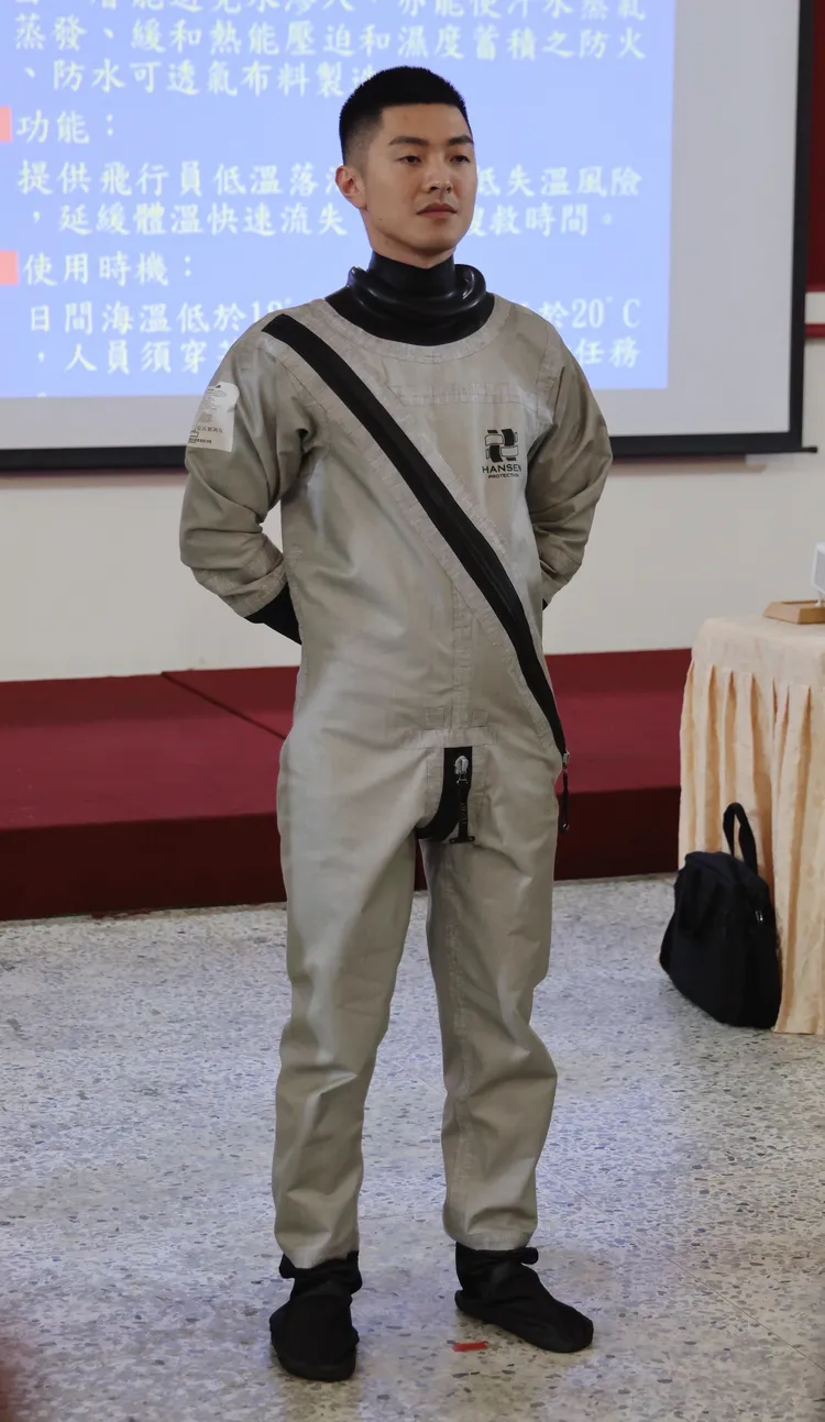 空軍F-16戰機中校飛官示範防寒衣穿脫。記者李俊毅攝