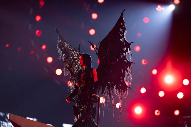 「魔女莉莉絲」造型還配有超霸氣的巨大雙翼。凌時差提供