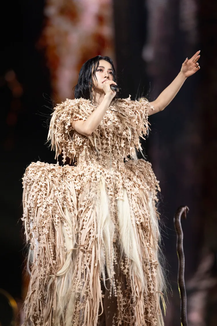 蔡依林開場化身「慾望守護者」，由Maximilian Raynor在立體框架外披掛層層流蘇。凌時差提供