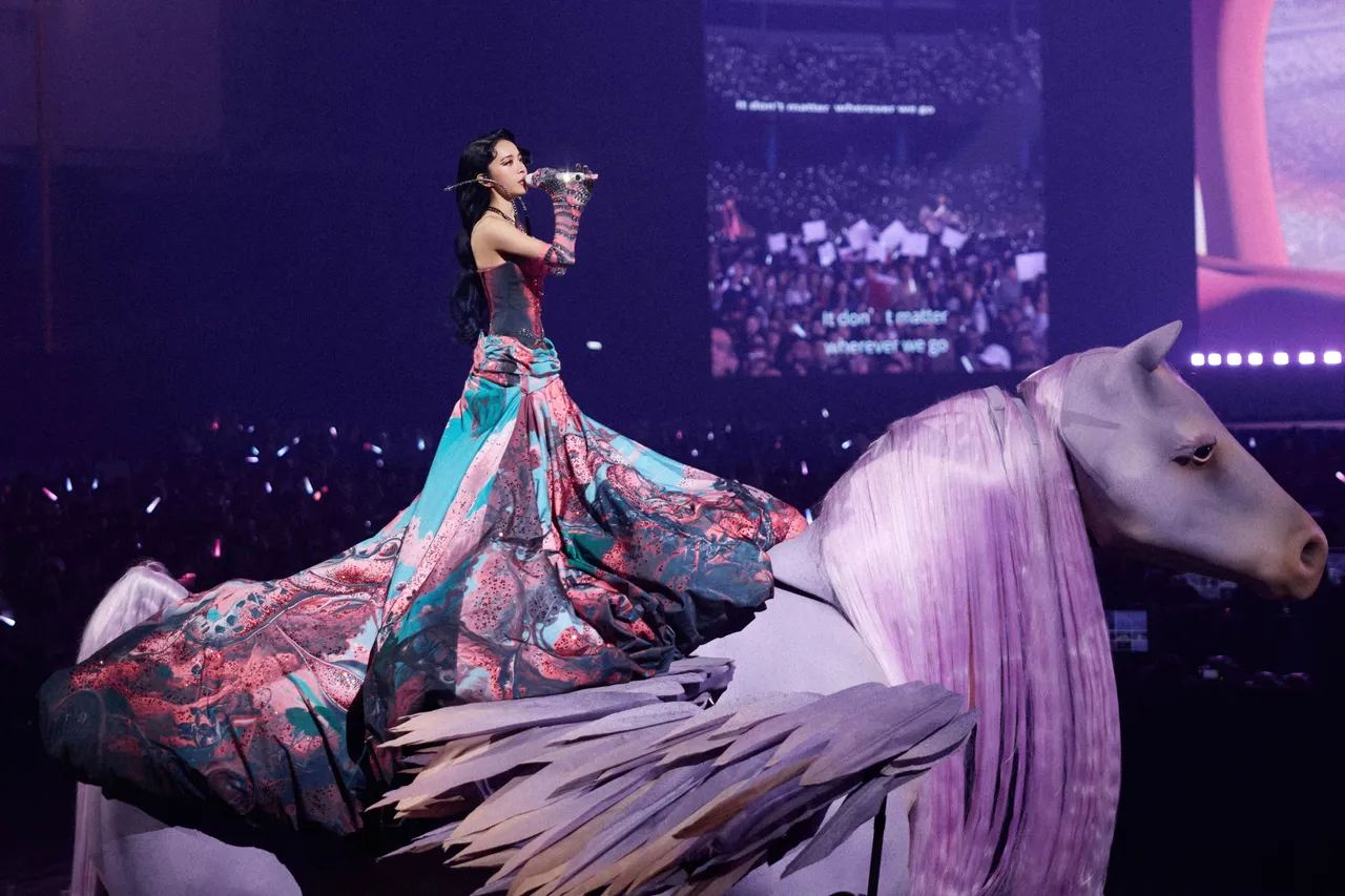 蔡依林骑著飞马出场时，身上裙摆采用高饱和度的缤纷色调营造绮丽感。凌时差提供