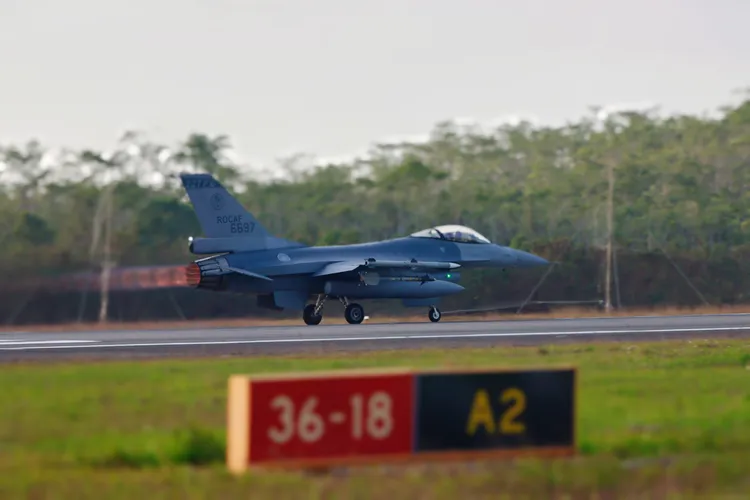 空軍F-16V戰機從跑道起飛升空。記者李俊毅攝