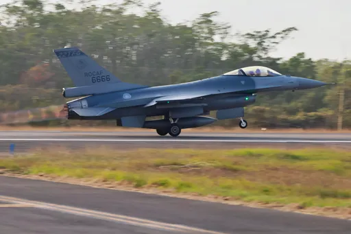 直擊｜國軍春節加強戰備　空軍第4聯隊F-16V緊急起飛