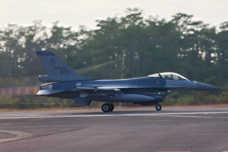 空軍F-16V戰機從跑道起飛升空。記者李俊毅攝