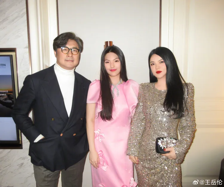 王岳倫（左）和李湘（右）育有女兒王詩齡，兩人離婚後仍維持良好互動。翻攝王岳倫微博