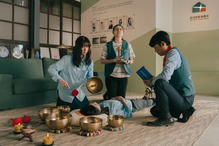 林予晞（左起）、王真琳、謝章穎為陳姸霏趕走不好的東西。公視台語台提供