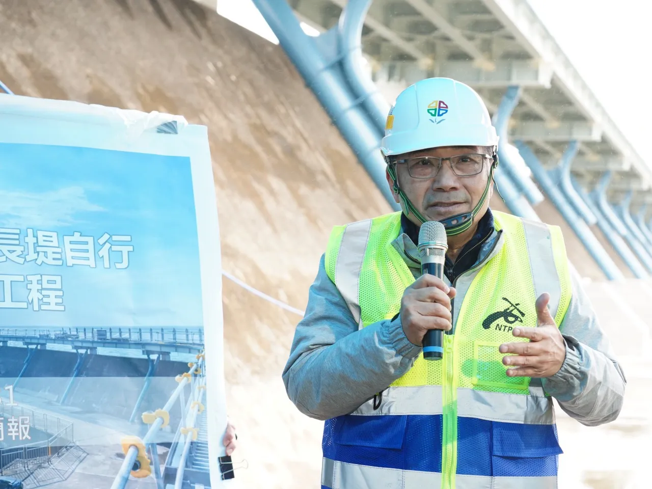 侯友宜市長視察表示工程優化沿線自行車道並提升舒適性及遊憩品質。水利局提供