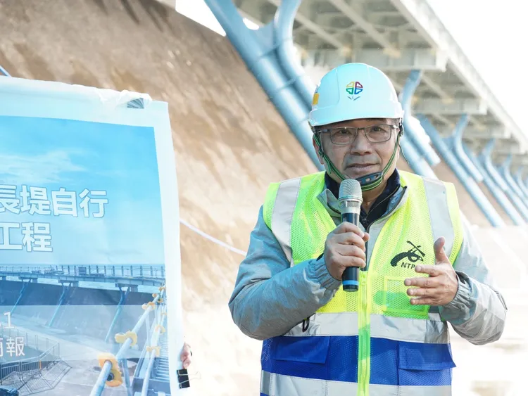 侯友宜市長視察表示工程優化沿線自行車道並提升舒適性及遊憩品質。水利局提供