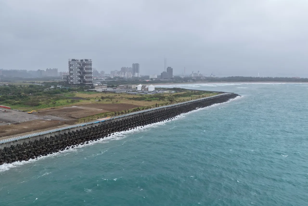 金色水岸自行車道海堤段與無限綿延海景結合。水利局提供