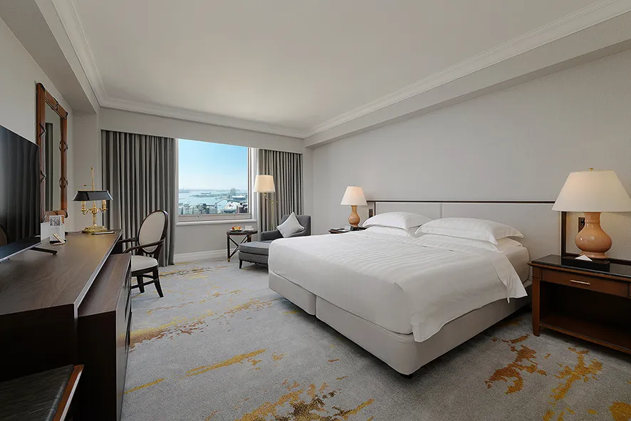 迎接冬日之旅，高雄漢來鄰近亞灣區，港灣美景一覽無遺。高雄漢來大飯店提供