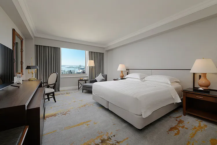 迎接冬日之旅，高雄漢來鄰近亞灣區，港灣美景一覽無遺。高雄漢來大飯店提供