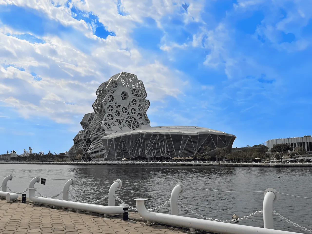 冬日遊樂園2/7登場，高雄城市旅遊升溫，高雄漢來推免費接駁專車暢遊亞灣區。高雄漢來大飯店提供