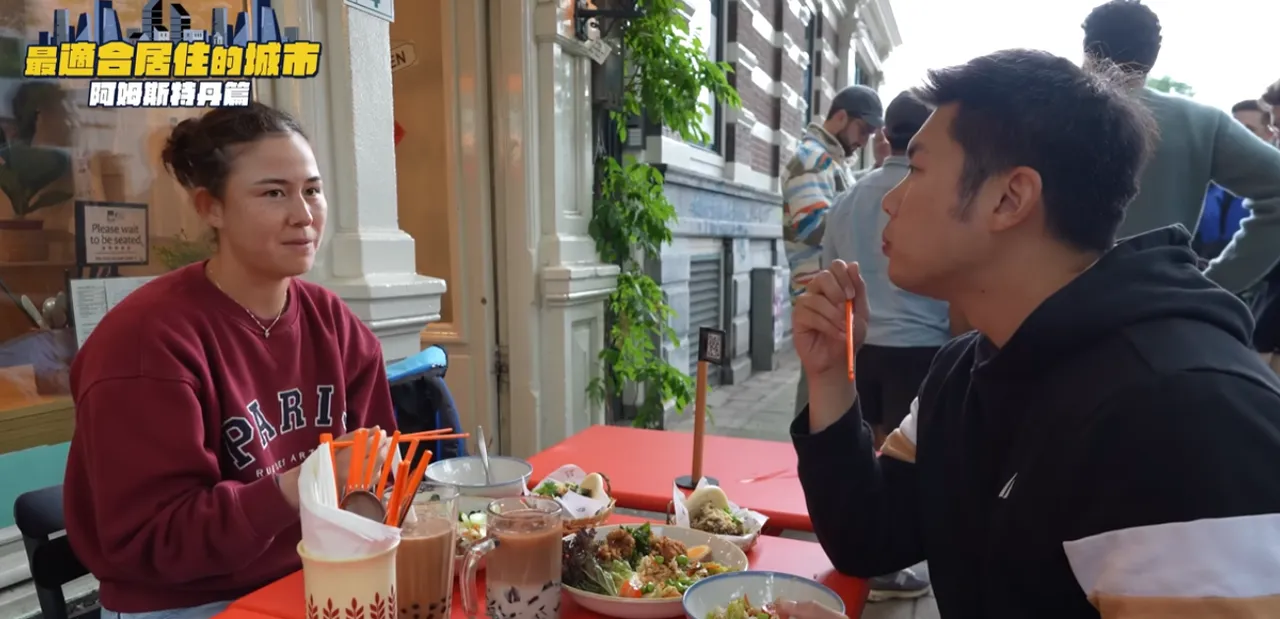 葛藍喬安娜帶Eric吃阿姆斯特丹唯一一家台灣菜餐廳。翻攝The DoDo Men - 嘟嘟人YT
