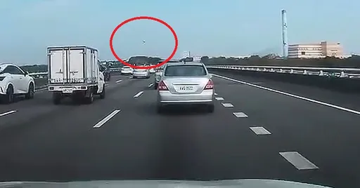 國道「飛機撞車」畫面曝光　不明飛行物掉落車道！最重罰150萬