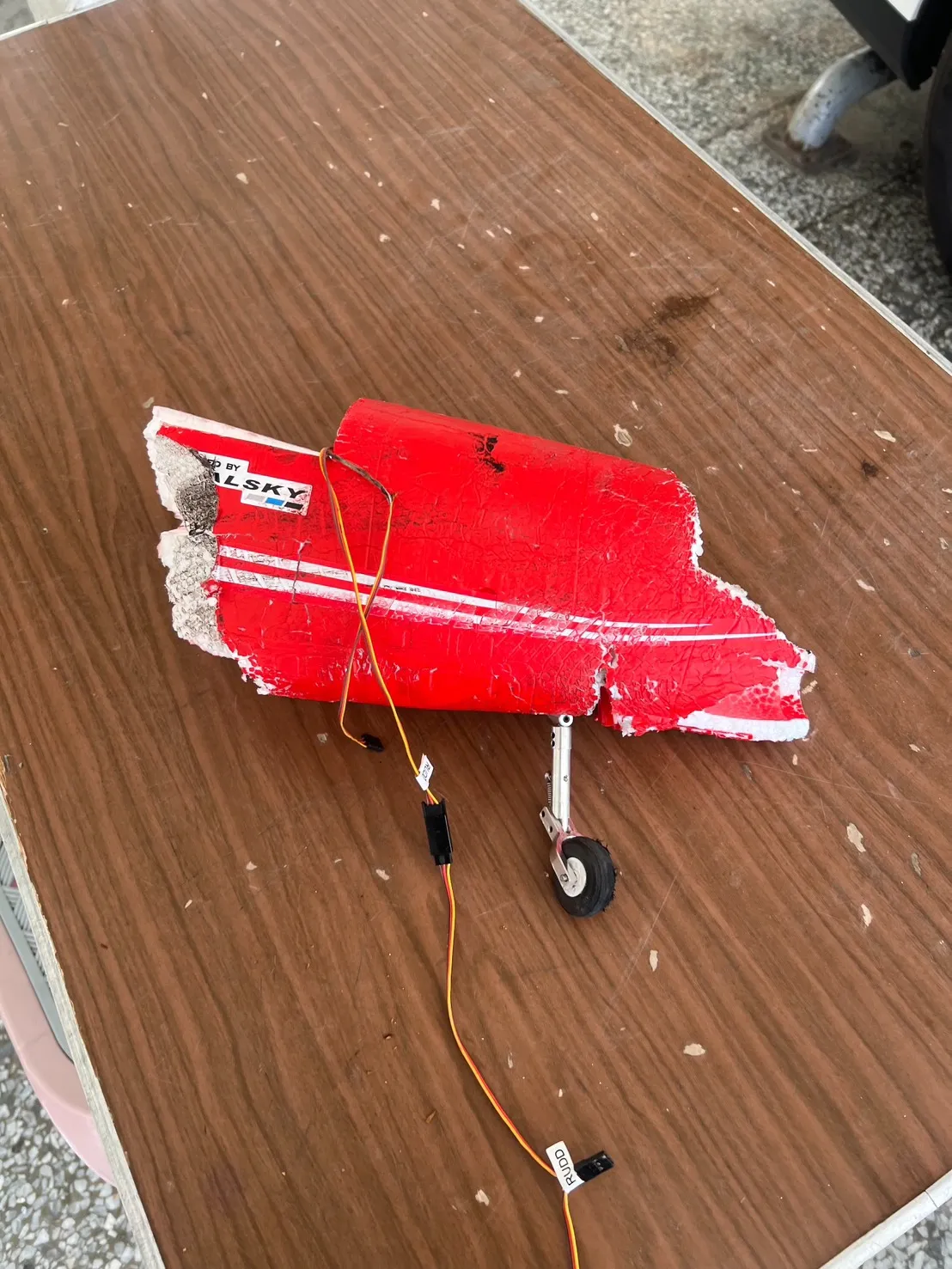 墜落在國道的飛行物殘骸。民眾提供