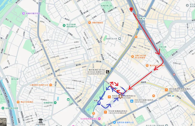 嫌犯騎車繞著板橋車站，甚至想藉著騎上人行道脫身，最終仍不敵優勢警力圍捕落網。翻攝畫面