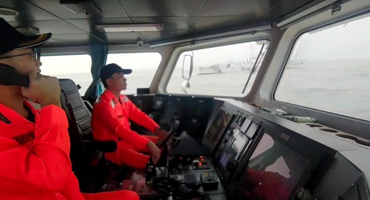 海巡人員透過廣播驅離。翻攝畫面