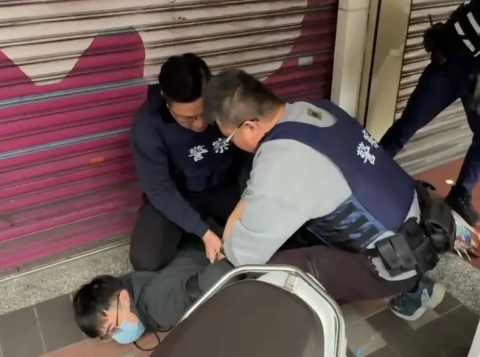 警方制伏搶匪演練。桃園警分局提供