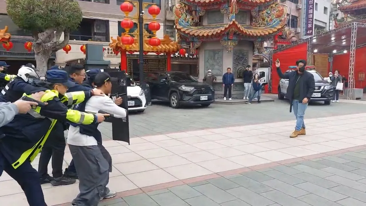警方演練與搶匪對峙。桃園警分局提供
