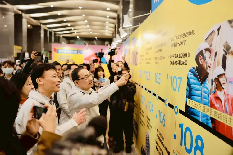 市長侯友宜參觀北門展區。市府提供