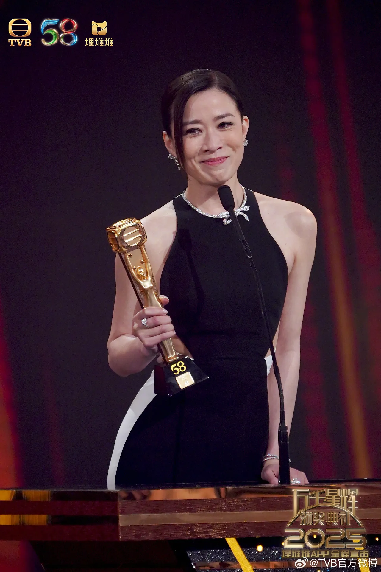 佘诗曼4度封后创纪录。翻摄TVB官方微博