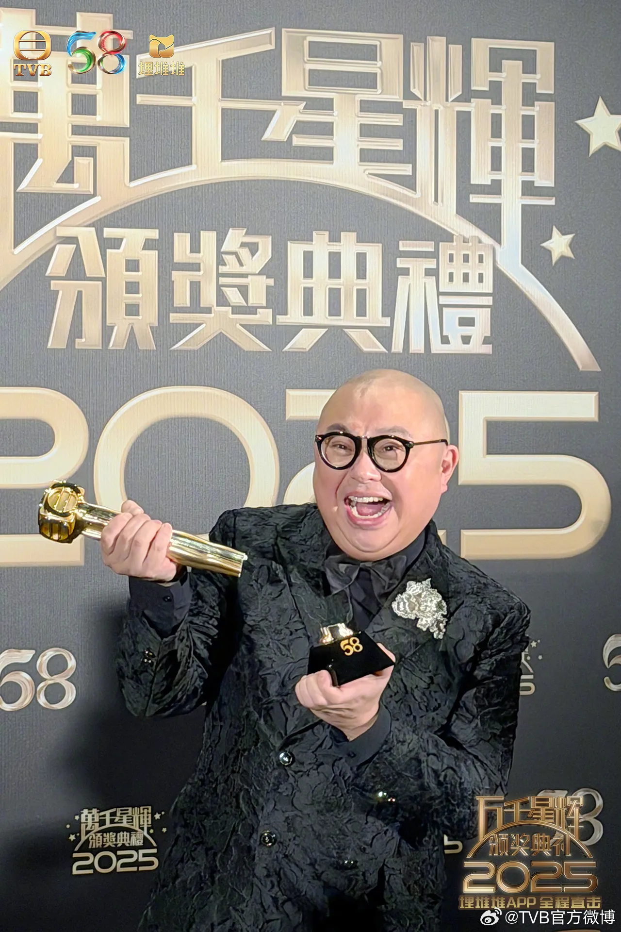 林盛斌获最佳男主持，也成为第一个砸烂奖杯的艺人。翻摄TVB官方微博