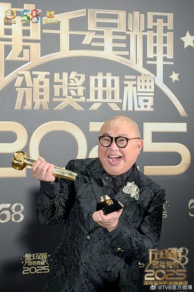 林盛斌獲最佳男主持，也成為第一個砸爛獎盃的藝人。翻攝TVB官方微博