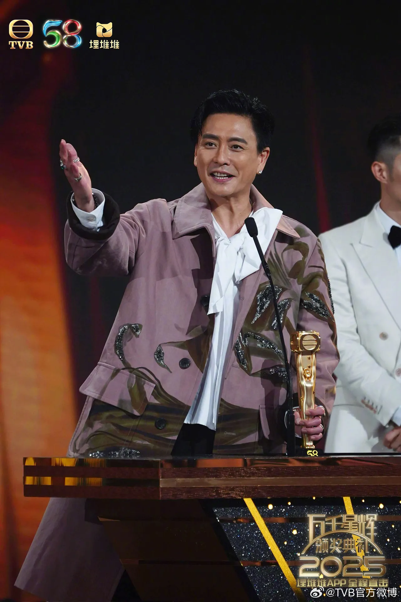 黄宗泽也拿下大湾区最喜爱TVB男主角。翻摄TVB官方微博